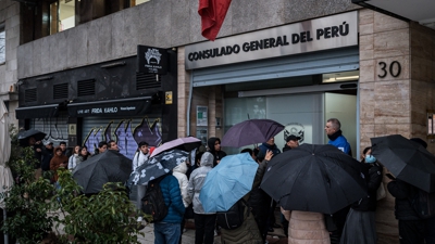 Persoas gardan cola no Consulado do Perú en Madrid para tramitar o certificado de antecedentes penais con vistas á regularización de migrantes prevista polo Goberno (Arquivo Europa Press)