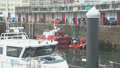 O corpo foi localizado cando baixou a marea amarrado cunha cadea á escaleira do peirao