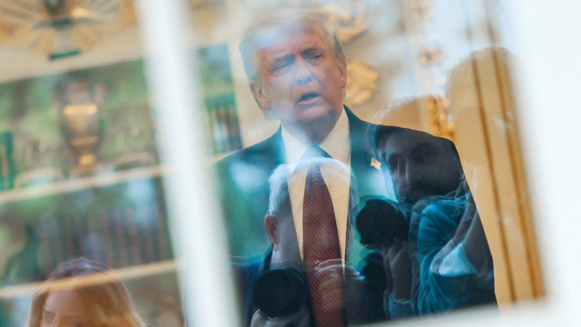 O presidente dos EUA dentro do despacho oval. REUTERS/Jonathan Ernst