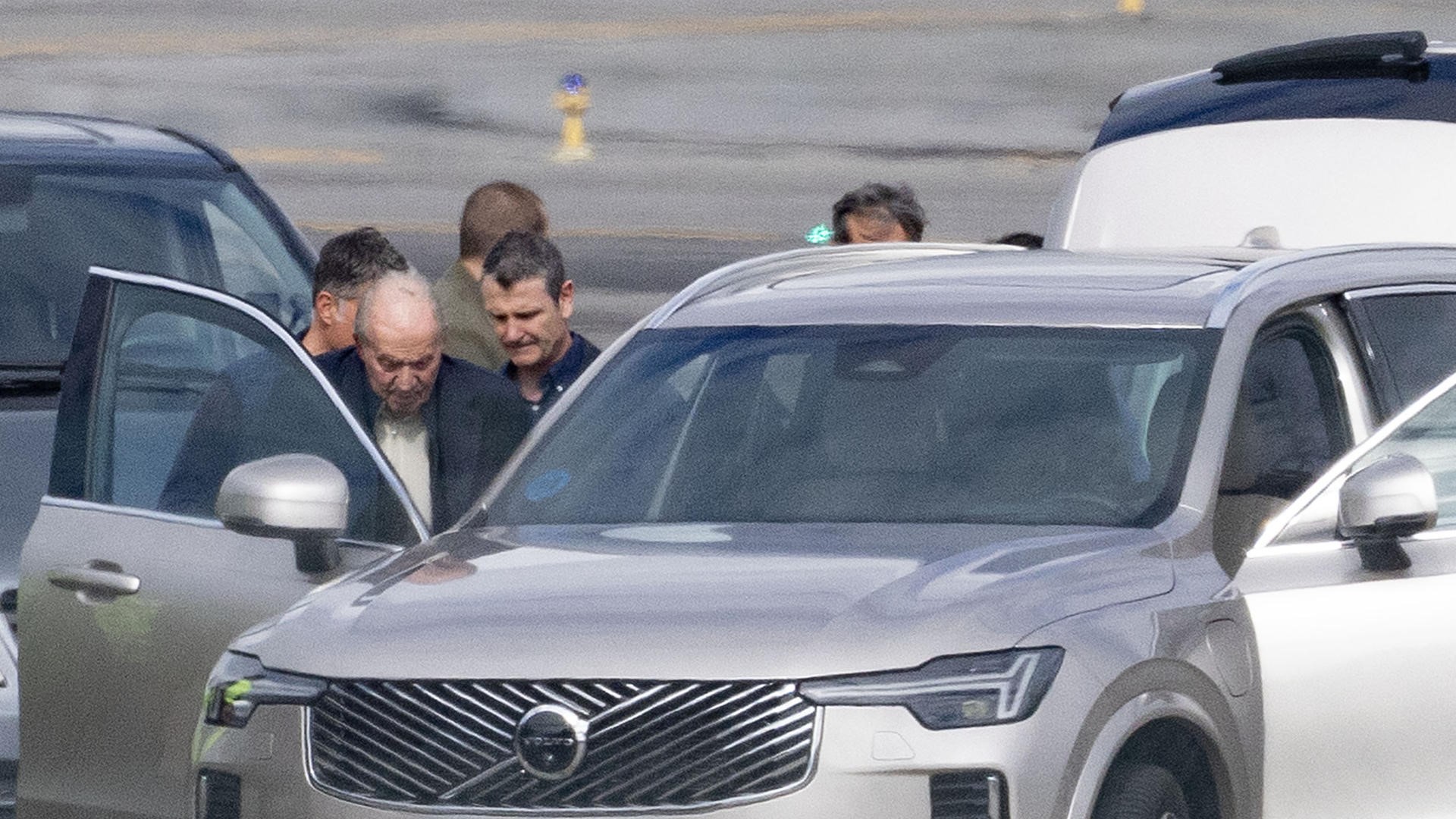 O rei chegou a Peinador, onde foi recibido por Pedro Campos. EFE/Salvador Sas