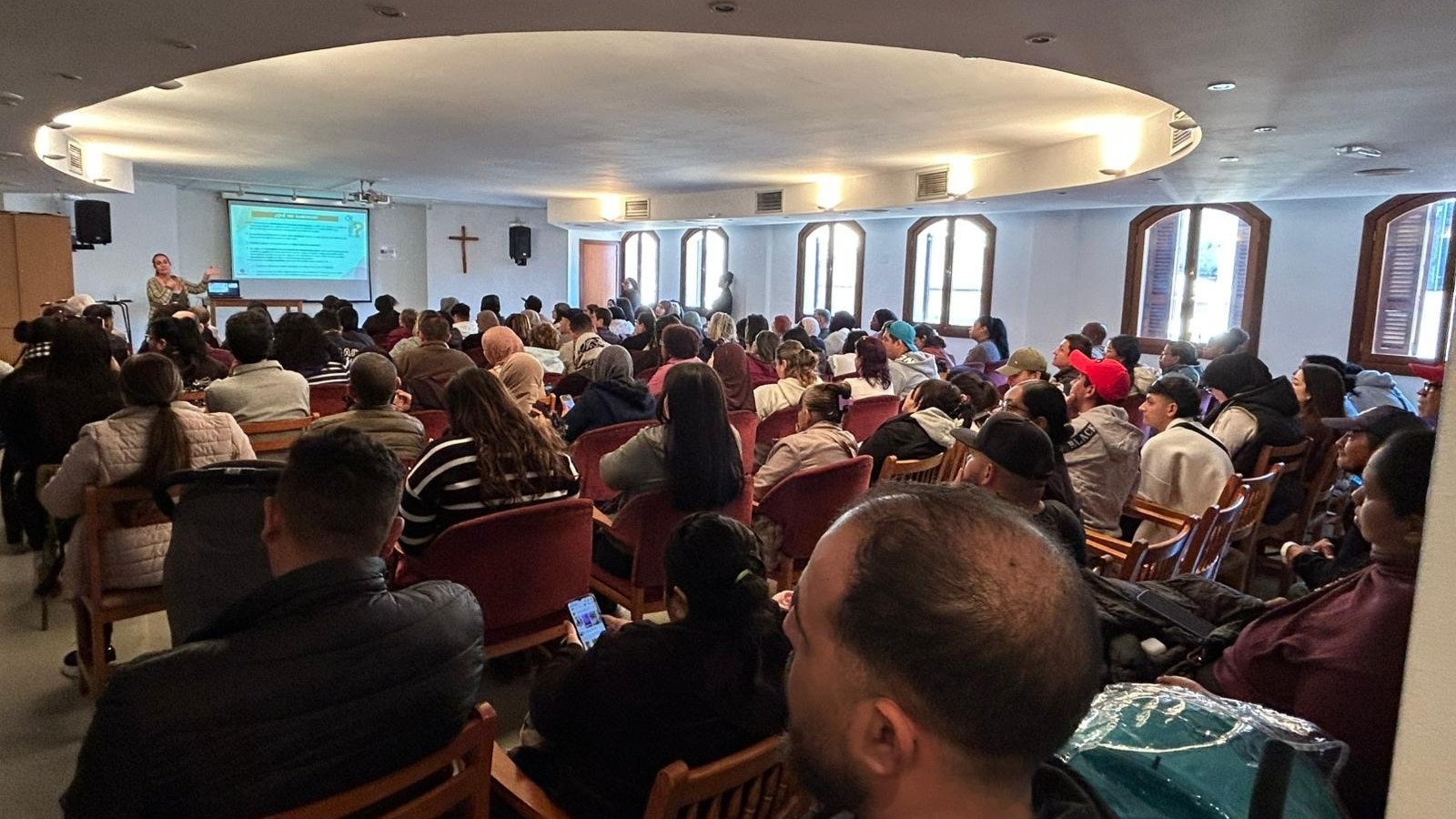 Charla informativa de Cáritas sobre o proceso de regularización de migrantes (Cáritas vía Europa Press)