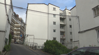 O home tirouse desde o segundo andar a un patio traseiro, pero caeu, mancouse e acabou detido