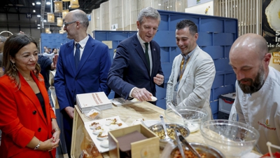 Alfonso Rueda, acompañada da conselleira do Mar e outras autoridades, visitou este mércores o salón en Madrid (EFE/Daniel González)