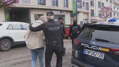 Momento en que un dos detidos era introducido no coche policial