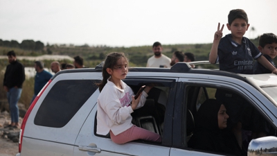 Persoas desprazadas cruzan a ponte que une o sur do Líbano co resto do país, que foi atacado anteriormente por un ataque israelí, en Qasmiyeh./REUTERS