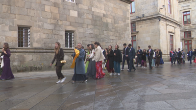 Momento en que os estudantes abandonaban a facultade de Medicina tras a festa