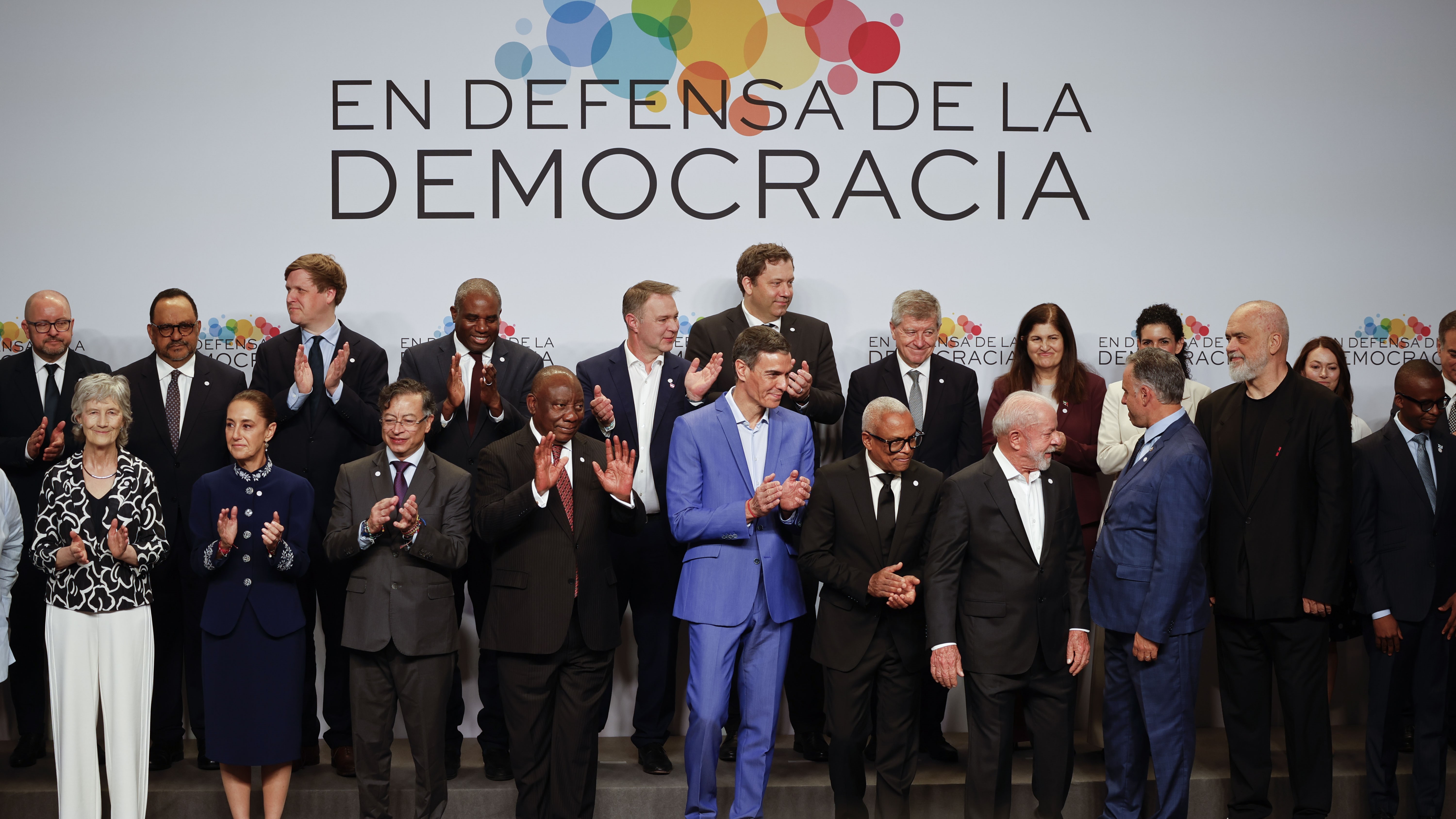 Foto de familia dos asistentes ao Cumio na Defensa da Democracia. EFE/Alberto Estévez