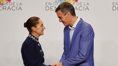 Pedro Sánchez e a presidenta de México, Claudia Sheinbaum, este sábado en Barcelona . EFE/Alberto Estévez