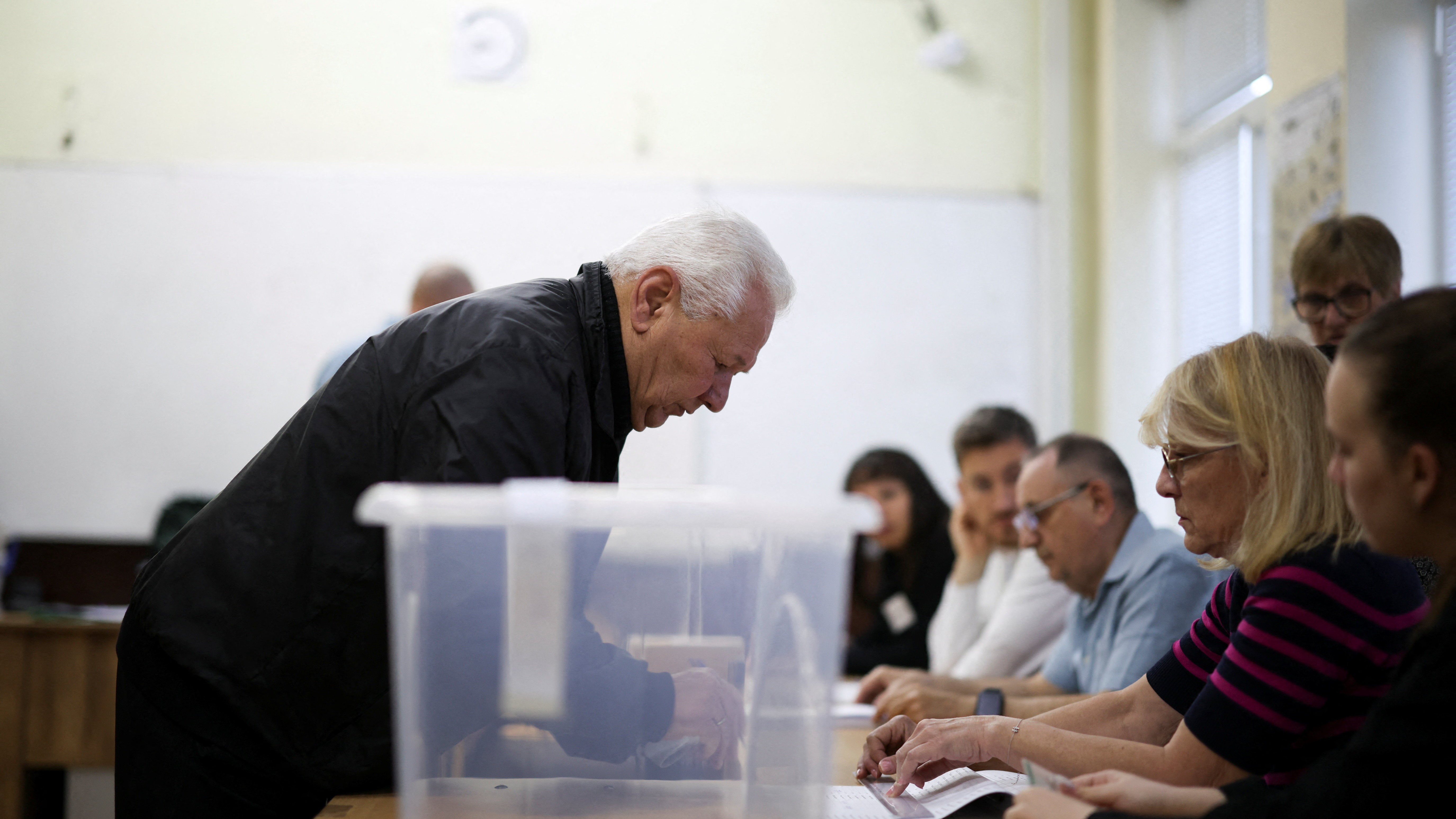 Un home vota nas eleccións lexislativas que se celebran este domingo en Bulgaria.