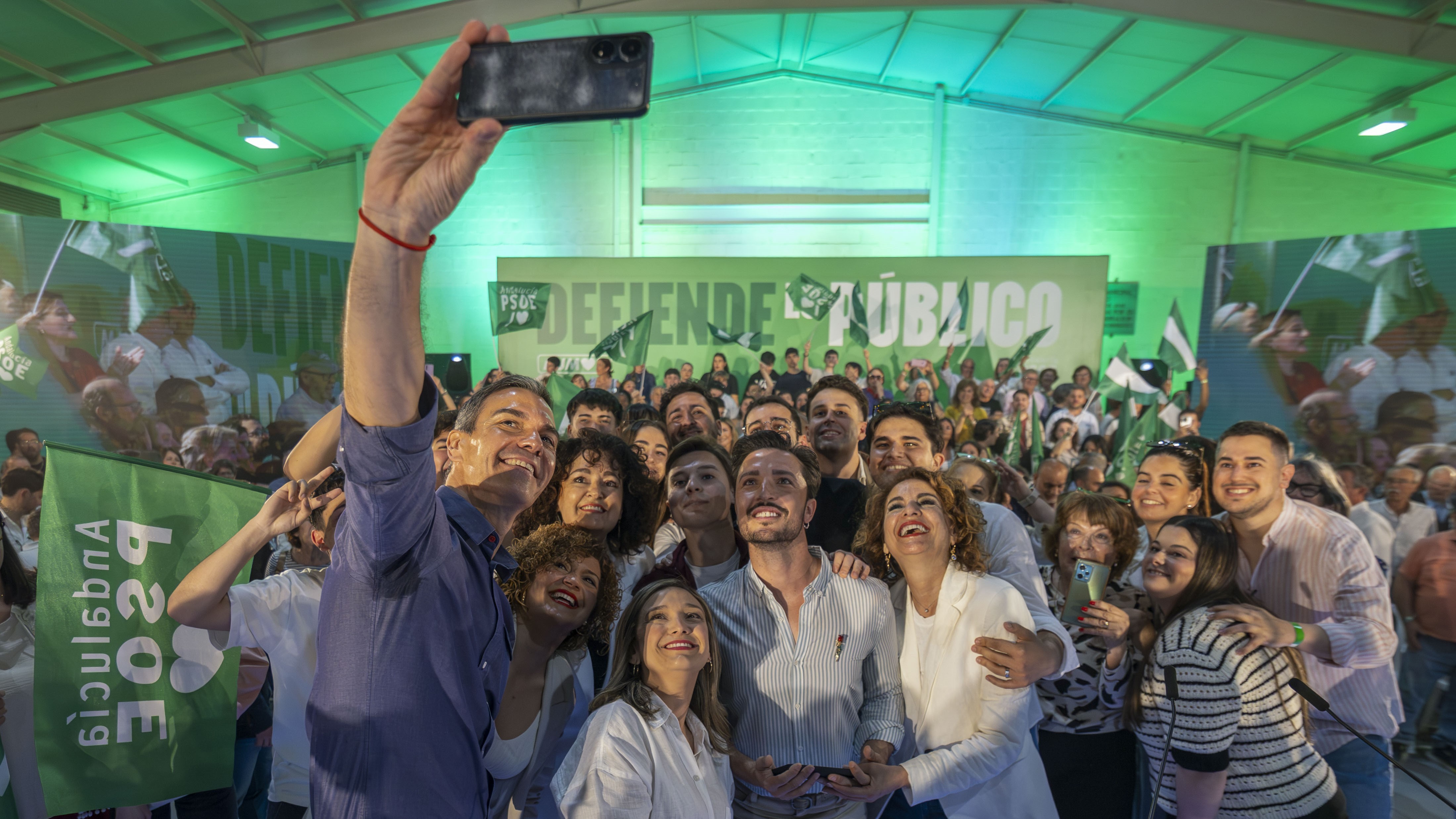 O presidente do Goberno fai unha foto con simpatizantes. EFE/Alberto Díaz