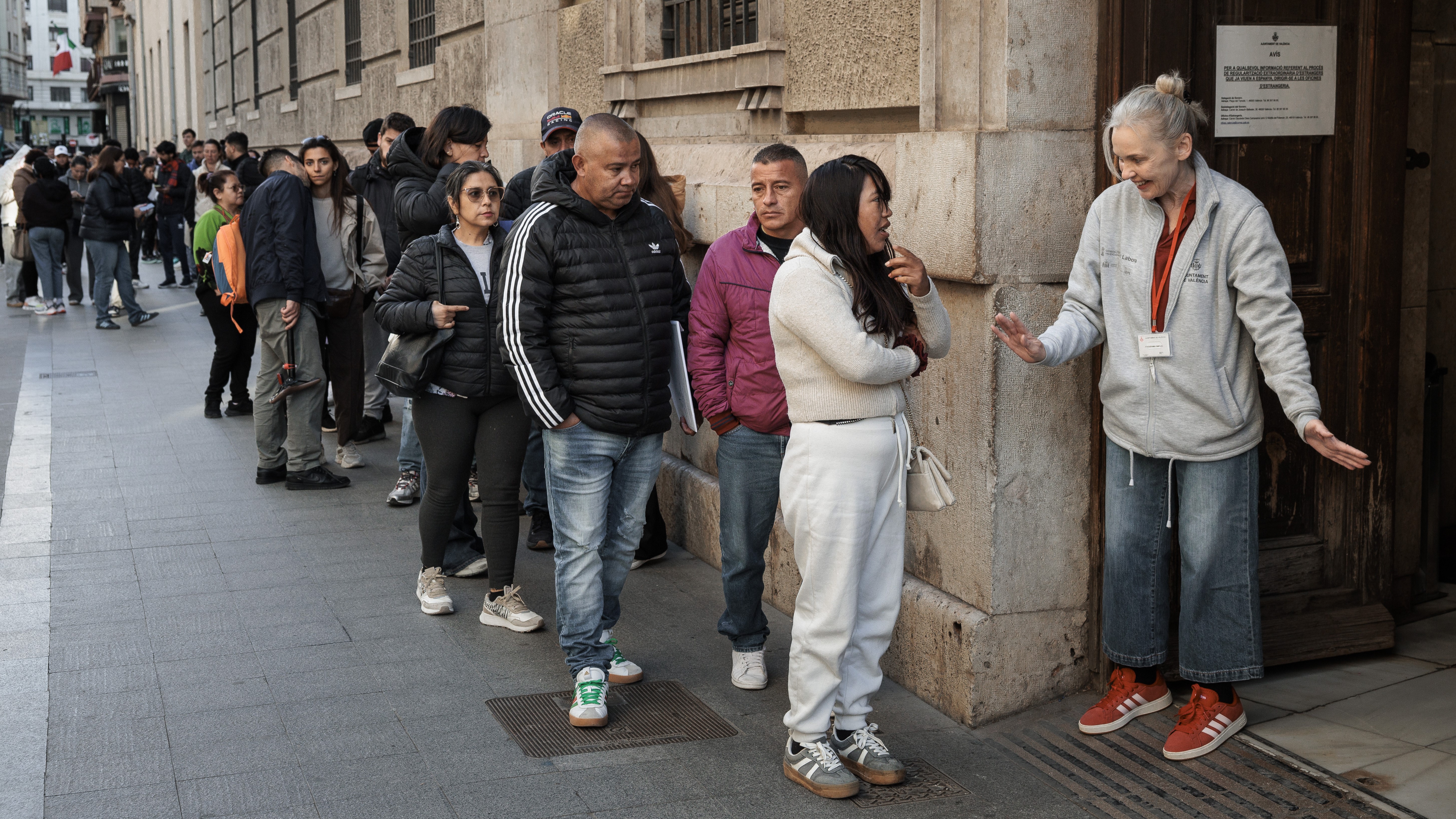 Xente facendo cola no padrón municipal de Valencia. EFE/Biel Aliño