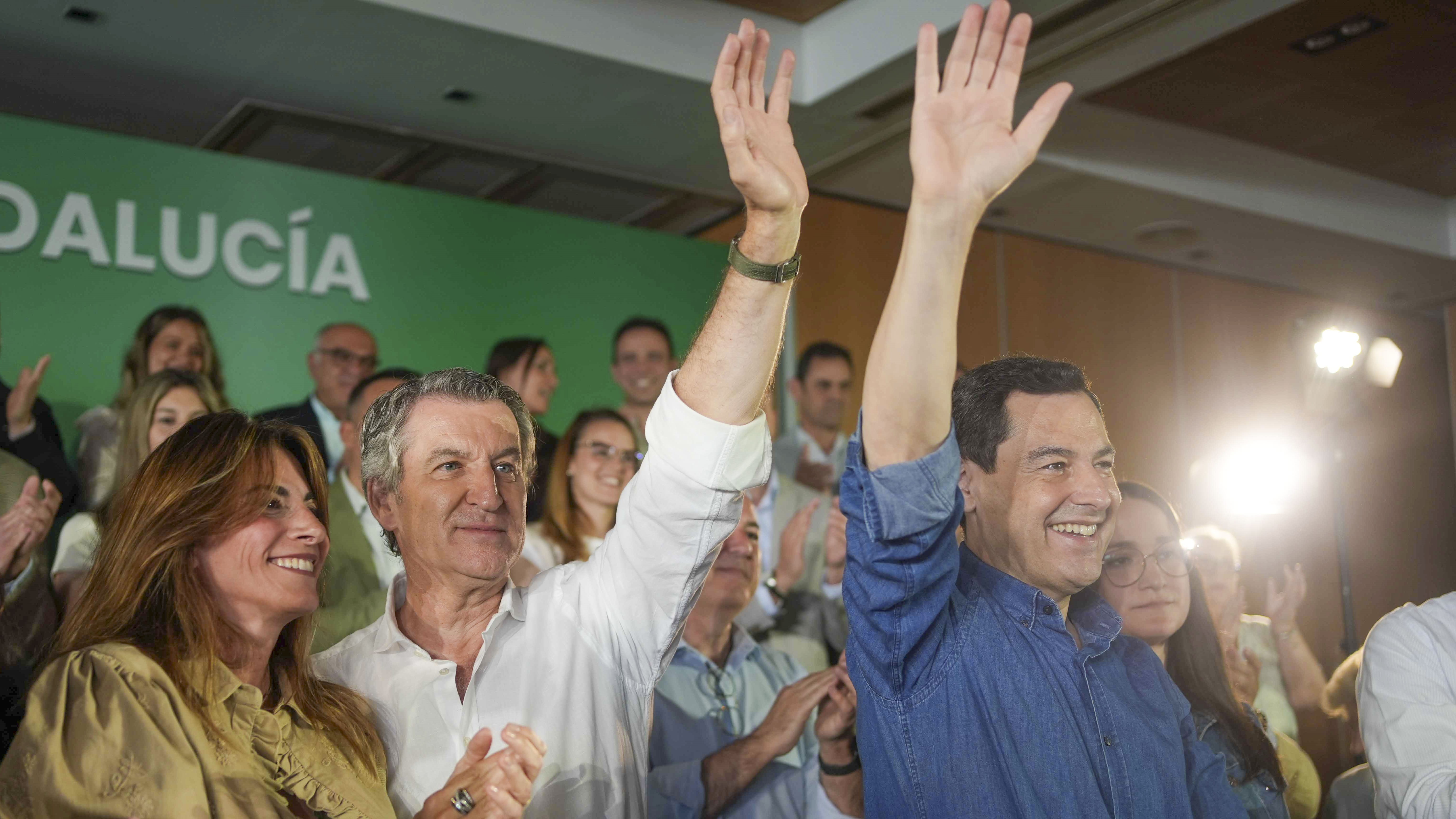 Alberto Núñez Feijóo e Juanma Moreno clausura as xornadas intermunicipais do PP en Andalucía . EFE/Rafa Alcaide