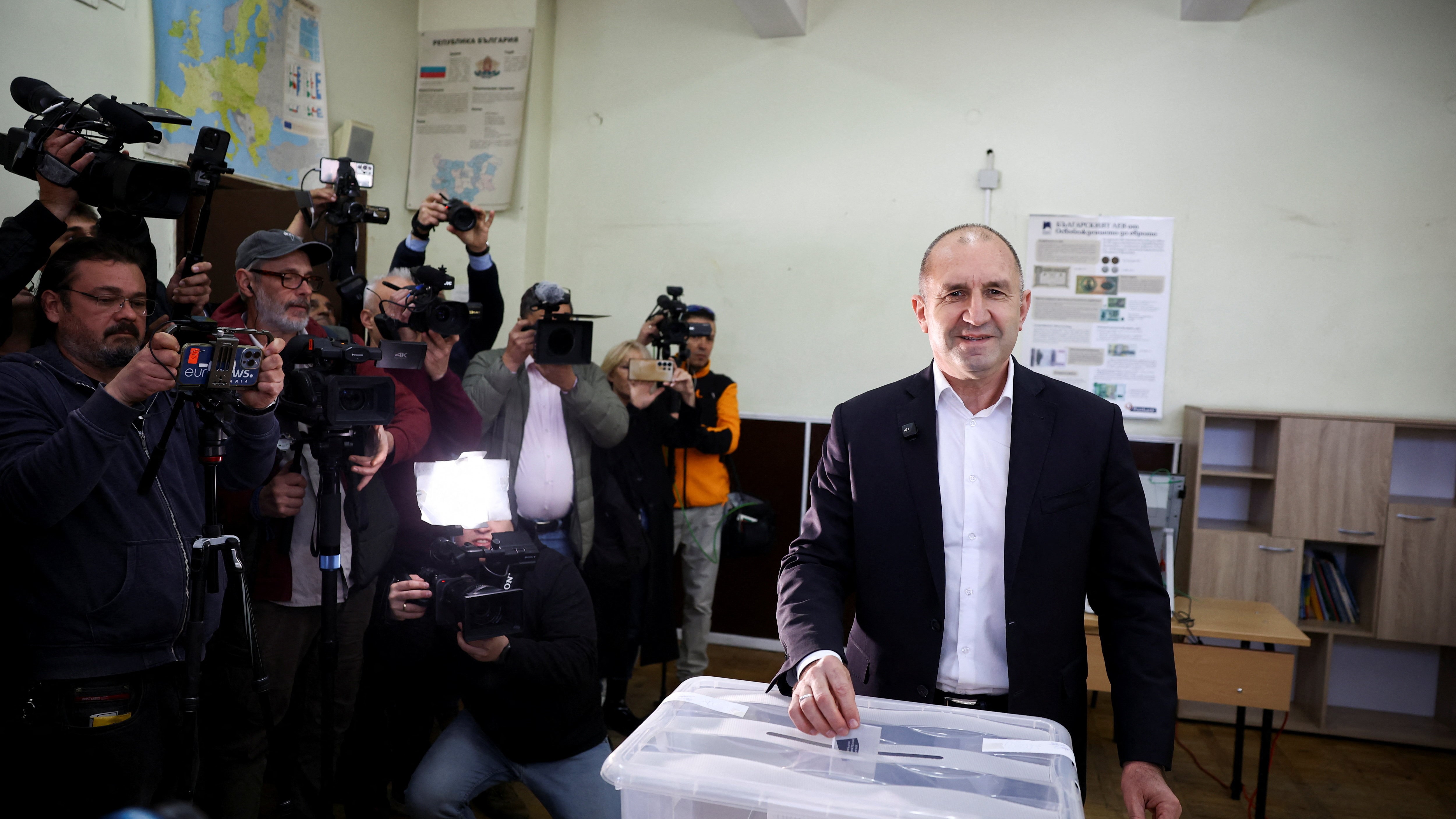 Rumen Radev, da formación Bulgaria Progresista e favorito nas enquisas , vota en Sofia. REUTERS/Stoyan Nenov