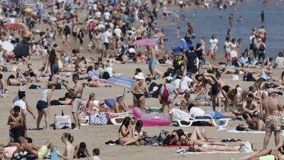 Centos de persoas gozan do bo tempo en Valencia. EFE/Kai Forsterling