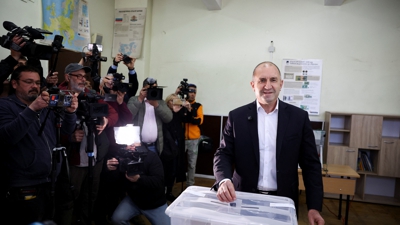 Rumen Radev, da formación Bulgaria Progresista e favorito nas enquisas , vota en Sofia. REUTERS/Stoyan Nenov