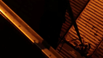 Un infante de mariña estadounidense do buque de asalto anfibio USS Tripoli descende en rápel ao buque de carga M/V Touska, de bandeira iraniana/REUTERS