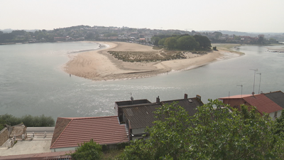 Os dous mozos botáranse á auga para recuperar unha pelota e a corrente arrastrounos