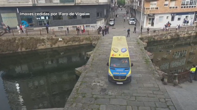 Imaxes da ambulancia na que foi trasladada a moza. TVG