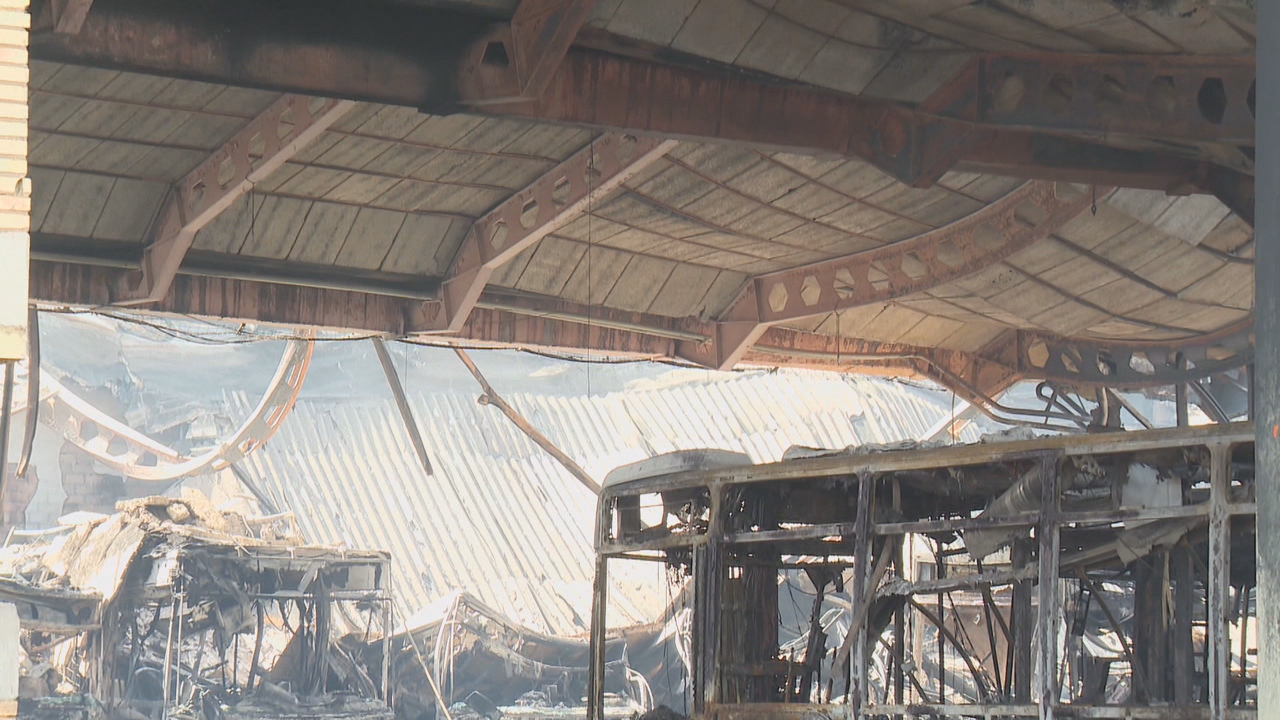 A cuberta da nave de aparcamento e taller colapsou por completo