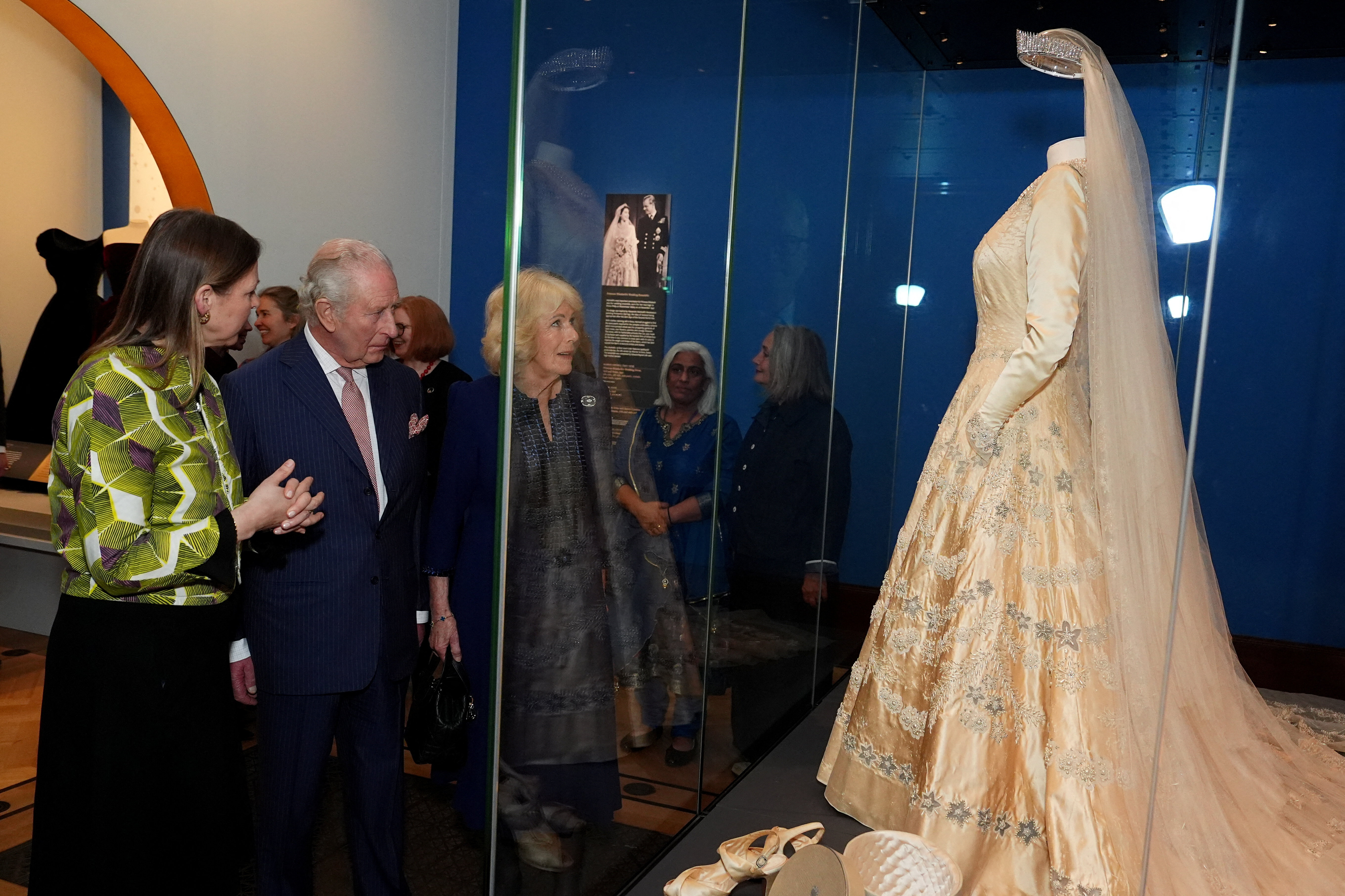 Os reis Carlos e Camilia visitan en Londres a exposición 'A raíña Isabel II: A súa vida con estilo'. Reuters