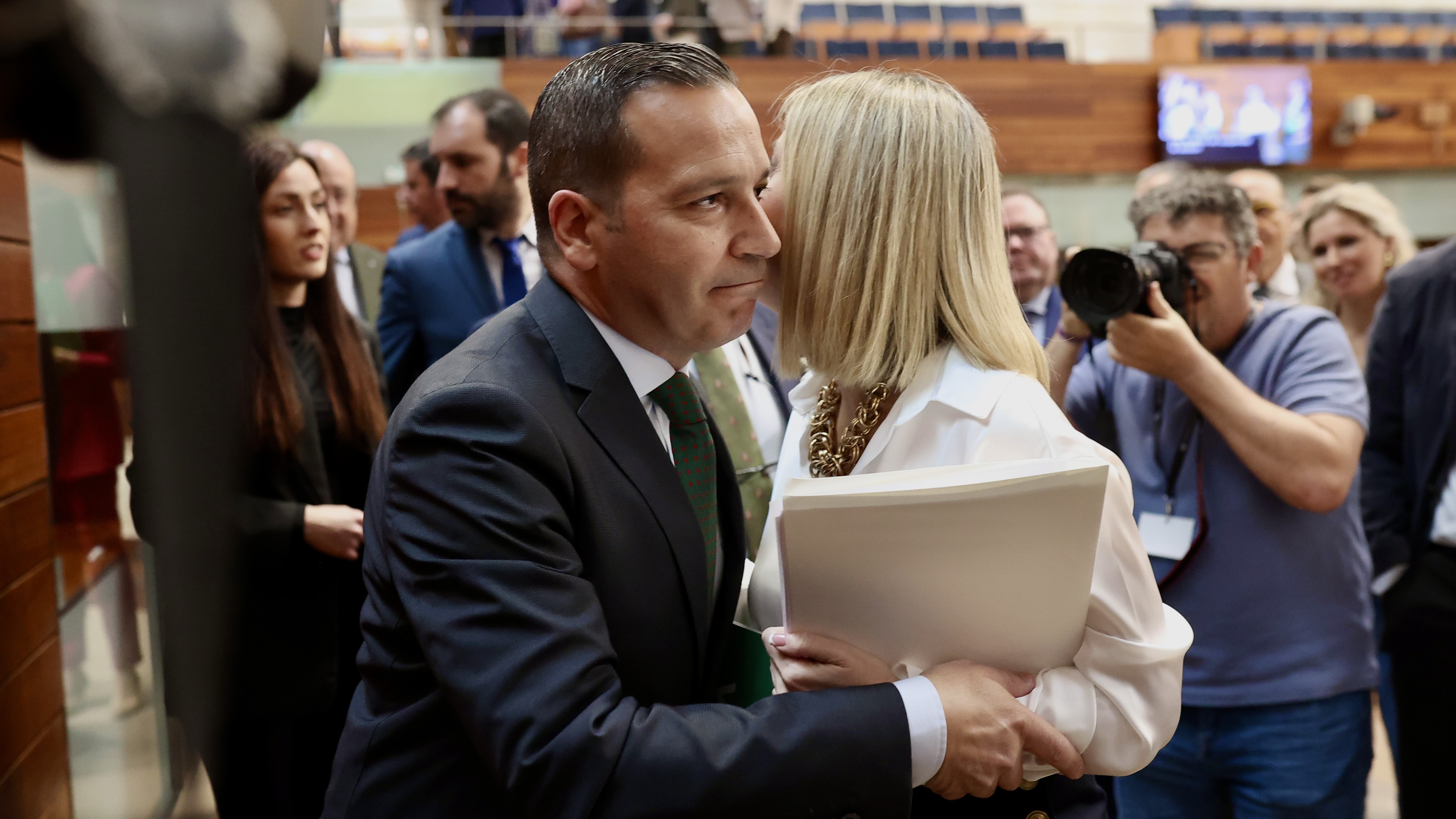 María Guardiola, saúda o candidato de Vox en Extremadura, Óscar Fernánde. Jorge Armestar / Europa Press
