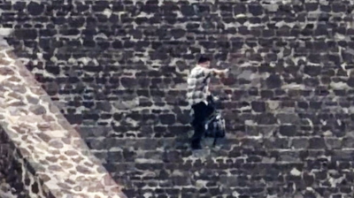 As cámaras captan o instante en que o presunto autor do tiroteo dispara as súas vítimas (Reuters)