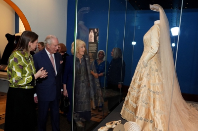 Os reis Carlos e Camilia visitan en Londres a exposición 'A raíña Isabel II: A súa vida con estilo'. Reuters