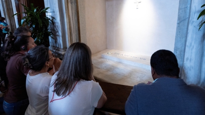 Fies rezan antes a tumba do papa Franscisco (REUTERS/Remo Casilli)