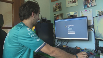 Un veciño afectado polo corte da fibra óptica mostra un equipo sen conexión á rede