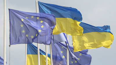 Bandeiras da UE e de Ucraína. Reuters.