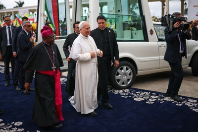 O papa chega á Basílica da Inmaculada Concepción en Mongomo. Reuters