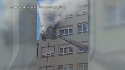 Na imaxe, os bombeiros traballando na extinción do incendio