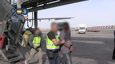 O ourensán Martiño Ramos, á súa chegada ao aeroporto de Madrid Barajas, custodiado pola Policía Nacional