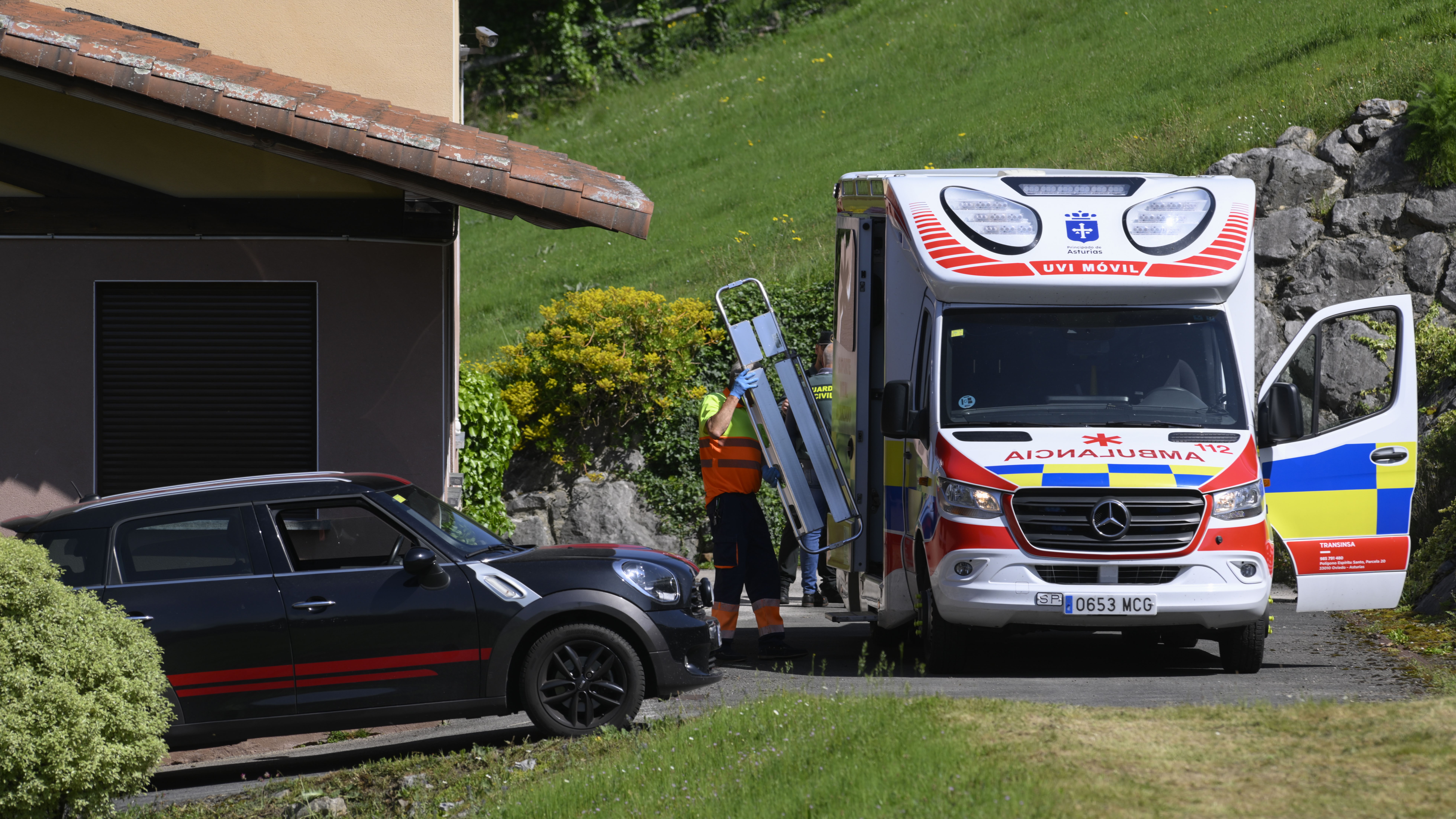Unha ambulancia na vivenda do matrimonio. EFE/Eloy Alonso