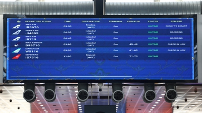 Un panel informativo no aeroporto. Majid Asgaripour/WANA vía REUTERS