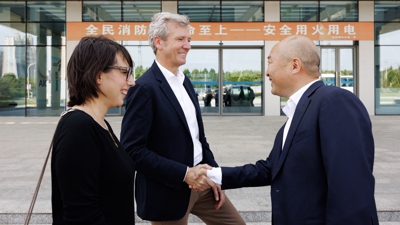 Alfonso Rueda, durante a súa visita á fábrica de baterías de SAIC Motor en Zhengzhou . EFE/ Xunta de Galicia/David Cabezón