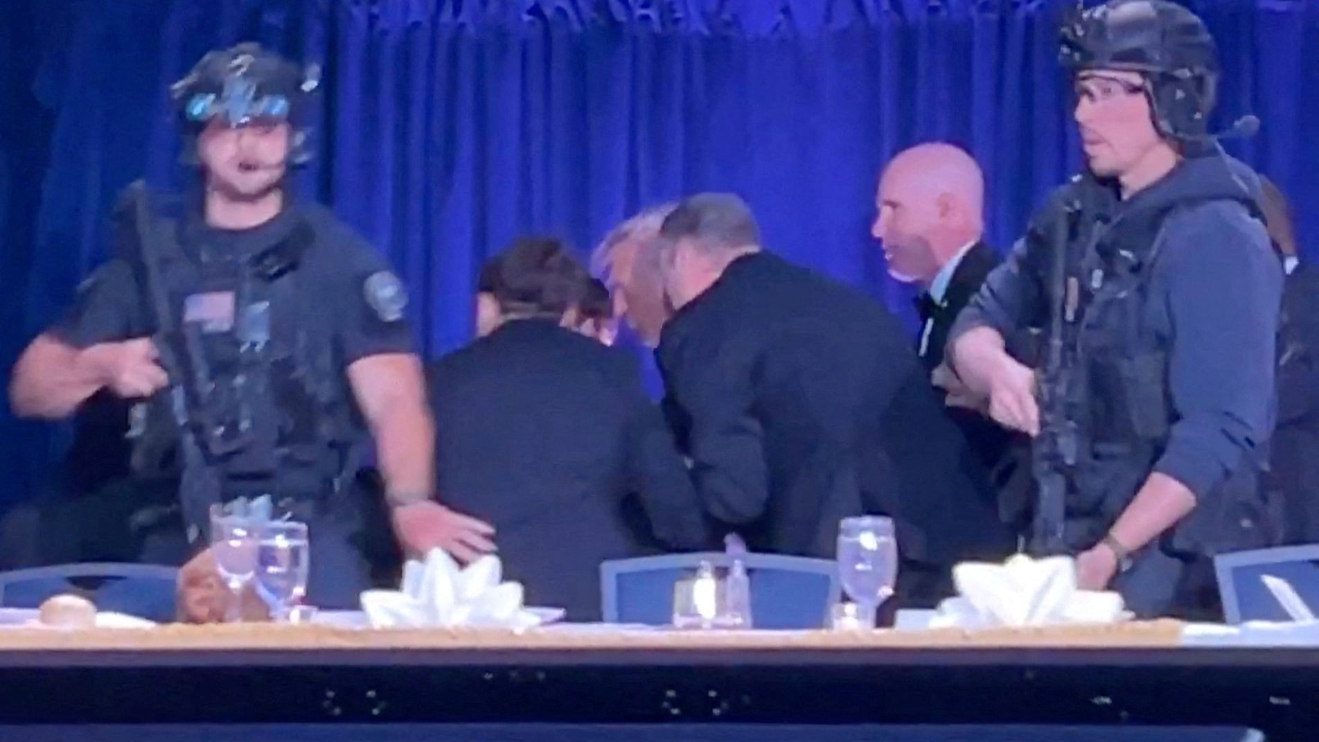 O Servizo Secreto evacúa a Trump da cea da prensa. REUTERS/Bo Erickson