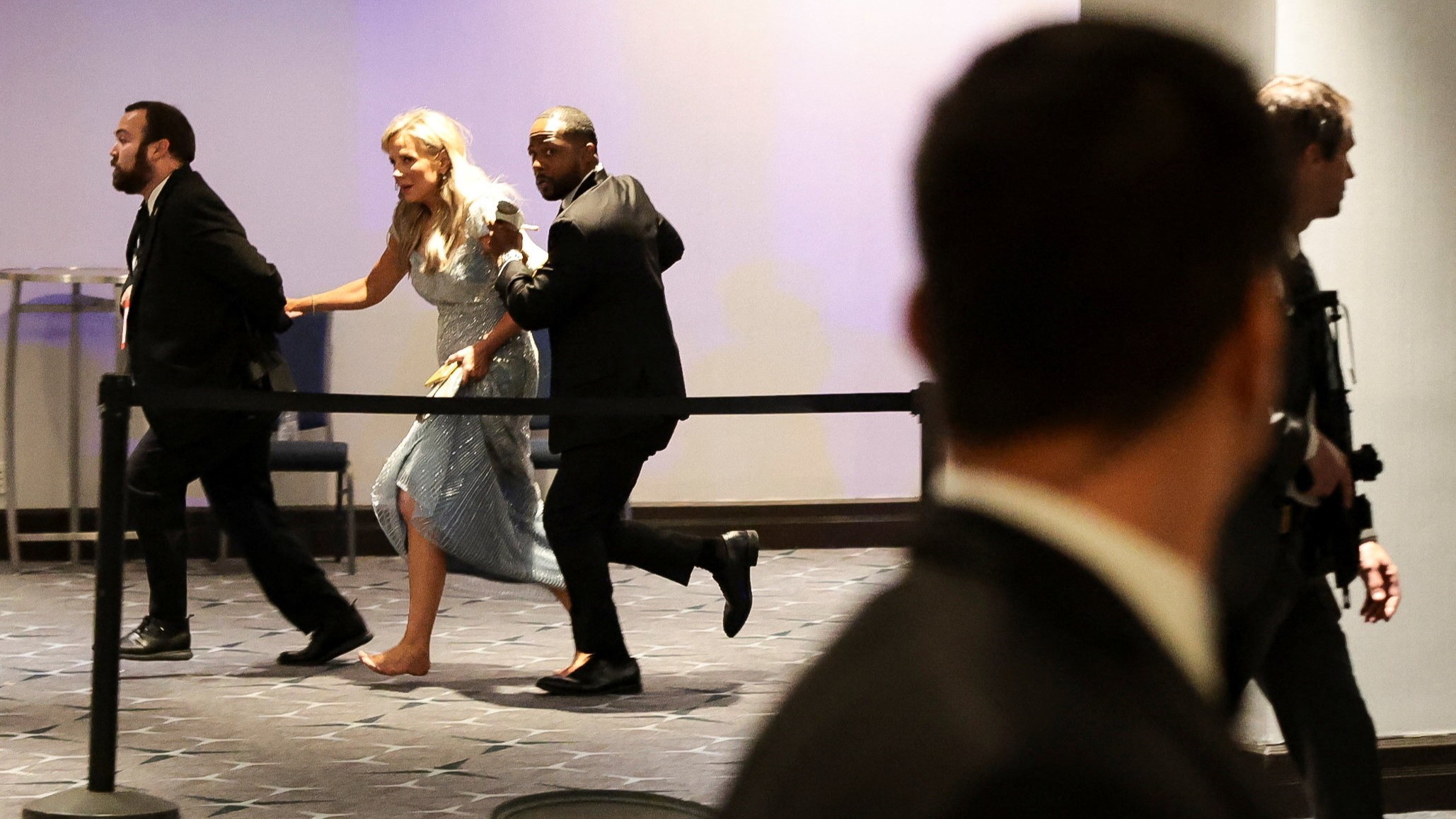 Axentes de seguridade evacúan unha convidada. REUTERS/Jonathan Ernst