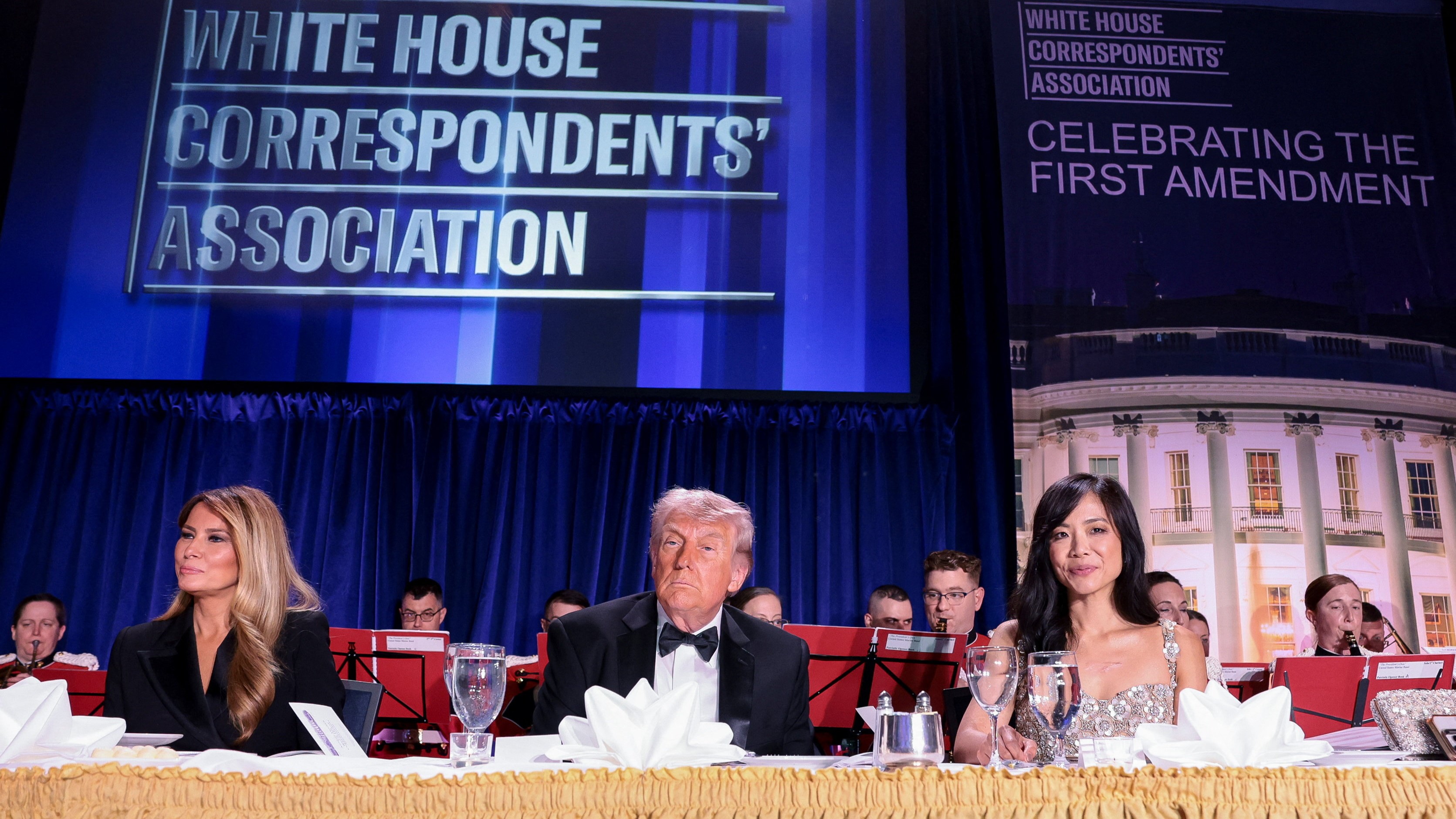 Trump coa súa dona na mesa presidencial. REUTERS/Jonathan Ernst