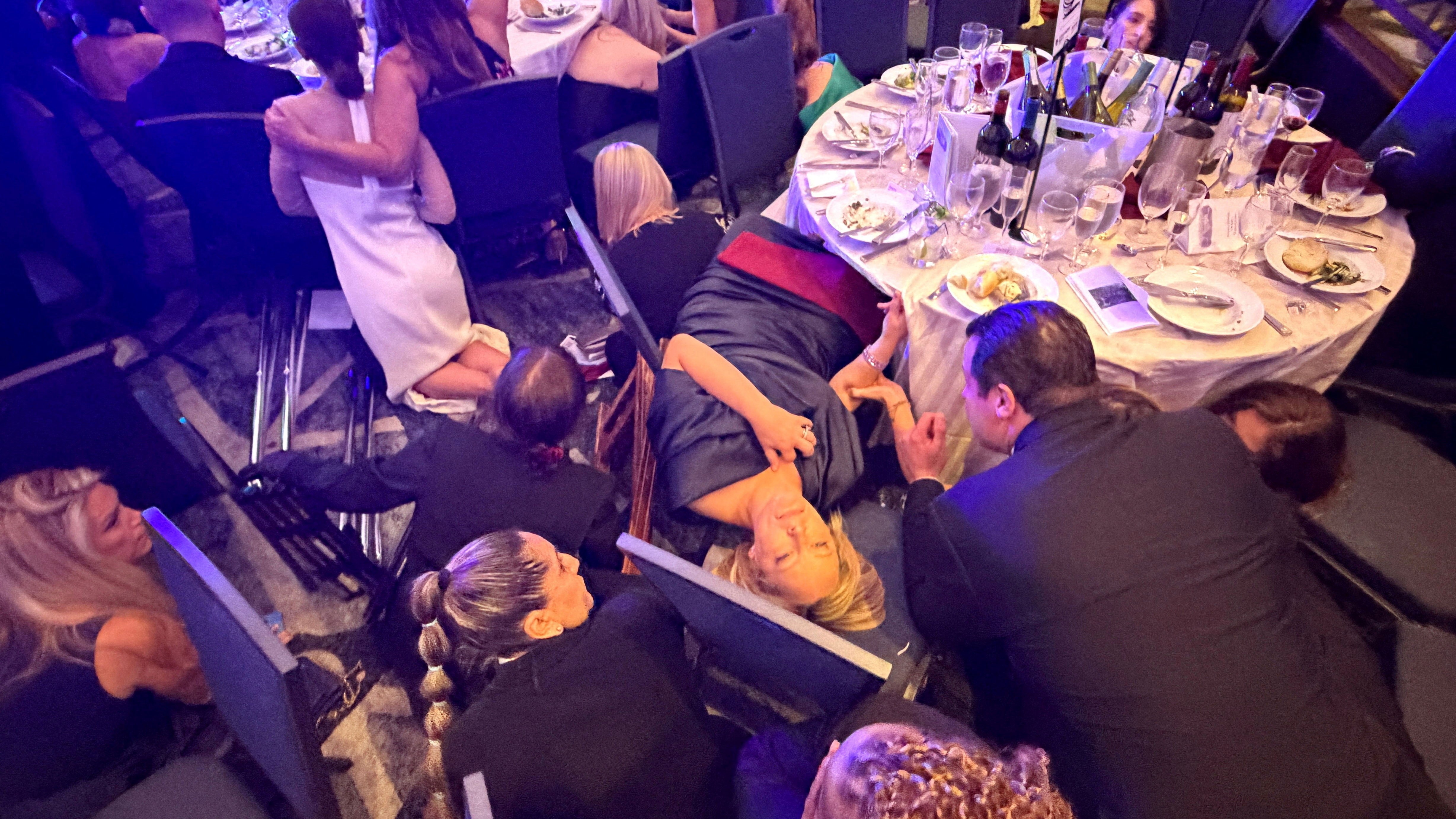 Varios convidados protéxense tras o tiroteo. REUTERS/Evan Vucci