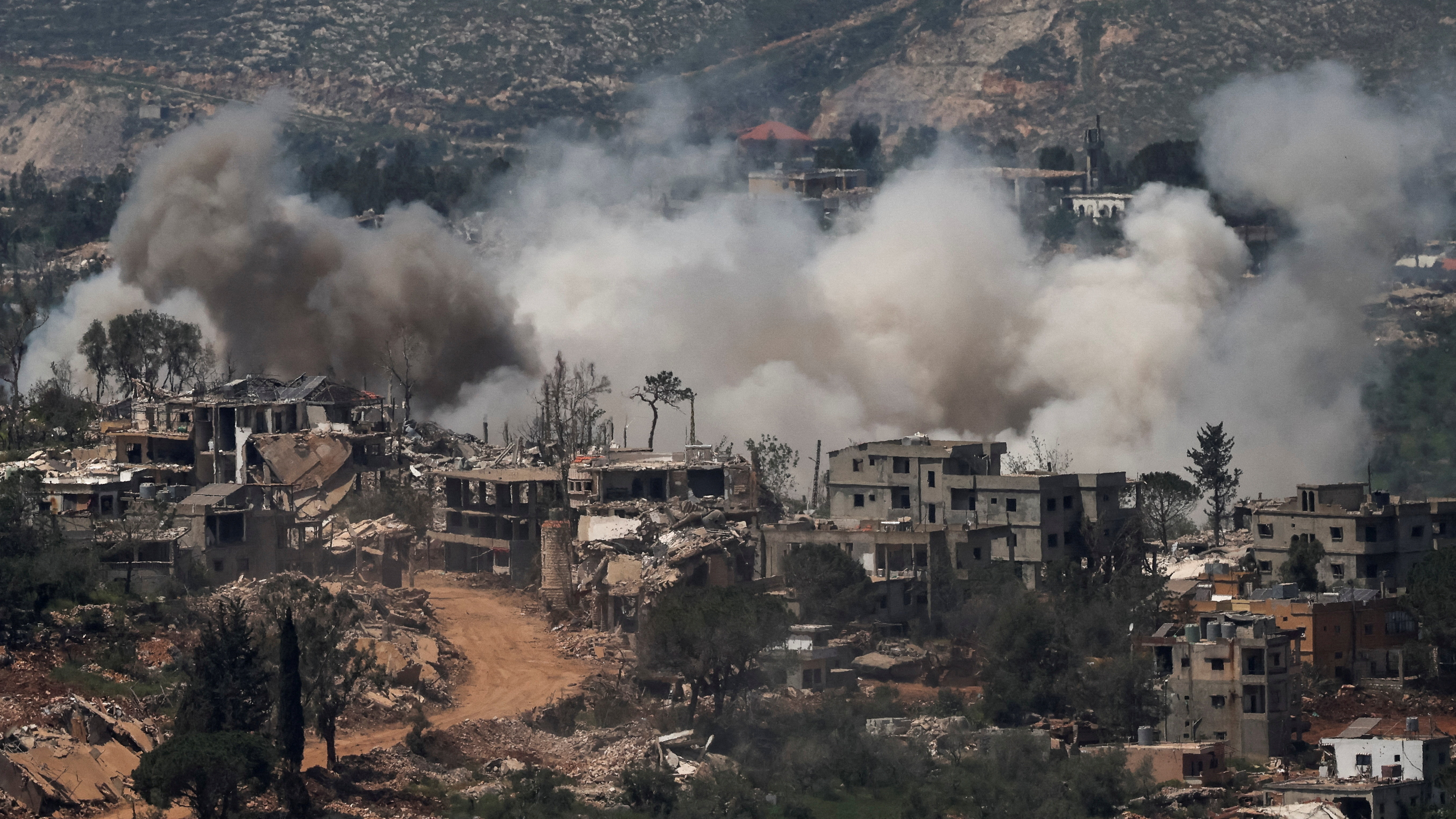 Bombardeos israelís no sur do Líbano. REUTERS/Shir Torem