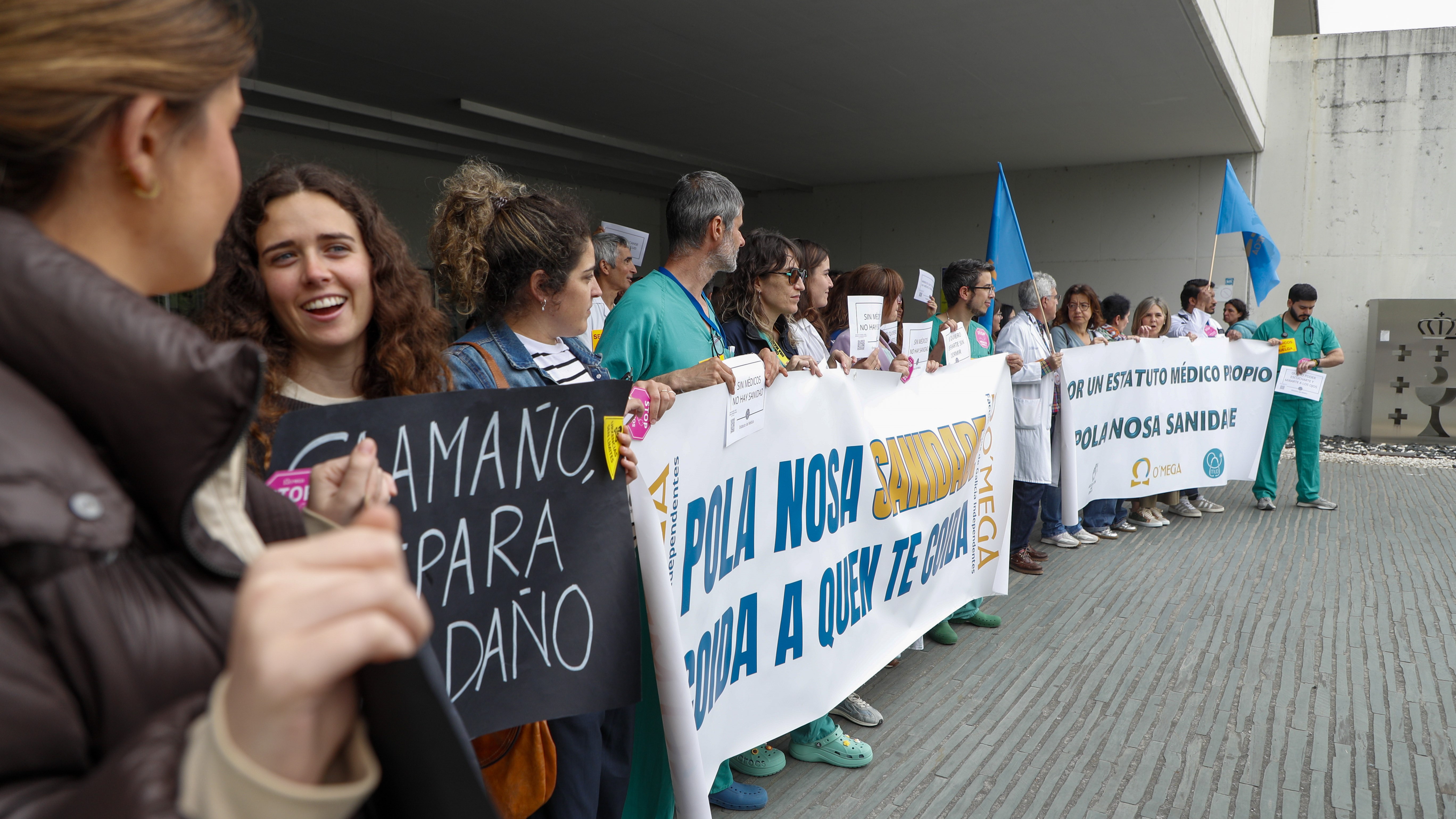 Protesta ás portas do Hospital Lucus Augusti (EFE/Eliseo Trigo)
