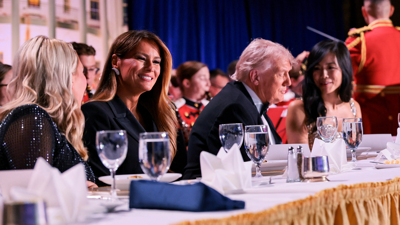 O presidente dos EUA, a primeira dama Melania Trump, a secretaria de prensa da Casa Blanca, e o correspondente principal de CBS News na Casa Blanca, durante a cea anual da Asociación de Correspondentes da Casa Blanca en Washington, D.C. minutos antes do tiroteo (REUTERS/Jonathan Ernst)