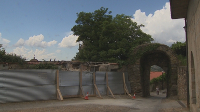 As ruínas estaban protexidas cunhas chapas metálicas que tamén caeron ao chan