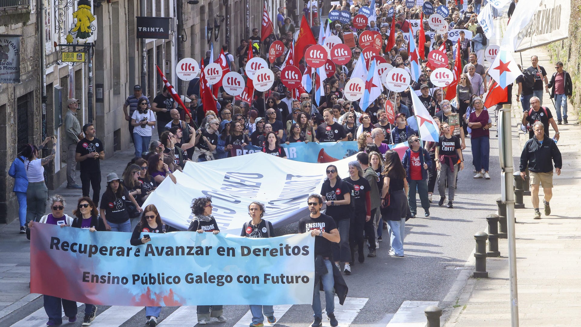 Manifestación do profesorado polas rúas de santiago este martes (EFE/Xoán Rey)