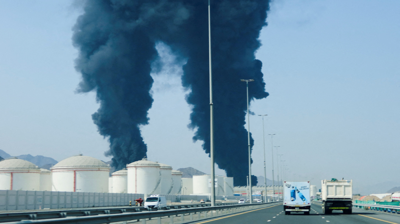 Imaxe das columnas de fume provocadas por un ataque iraniano nunha zona industrial dos Emiratos Árabes (Reuters)