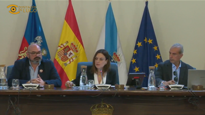 A presidenta da Deputación de Lugo, Carmela López, e o nacionalista Efrén Castro, no pleno deste martes