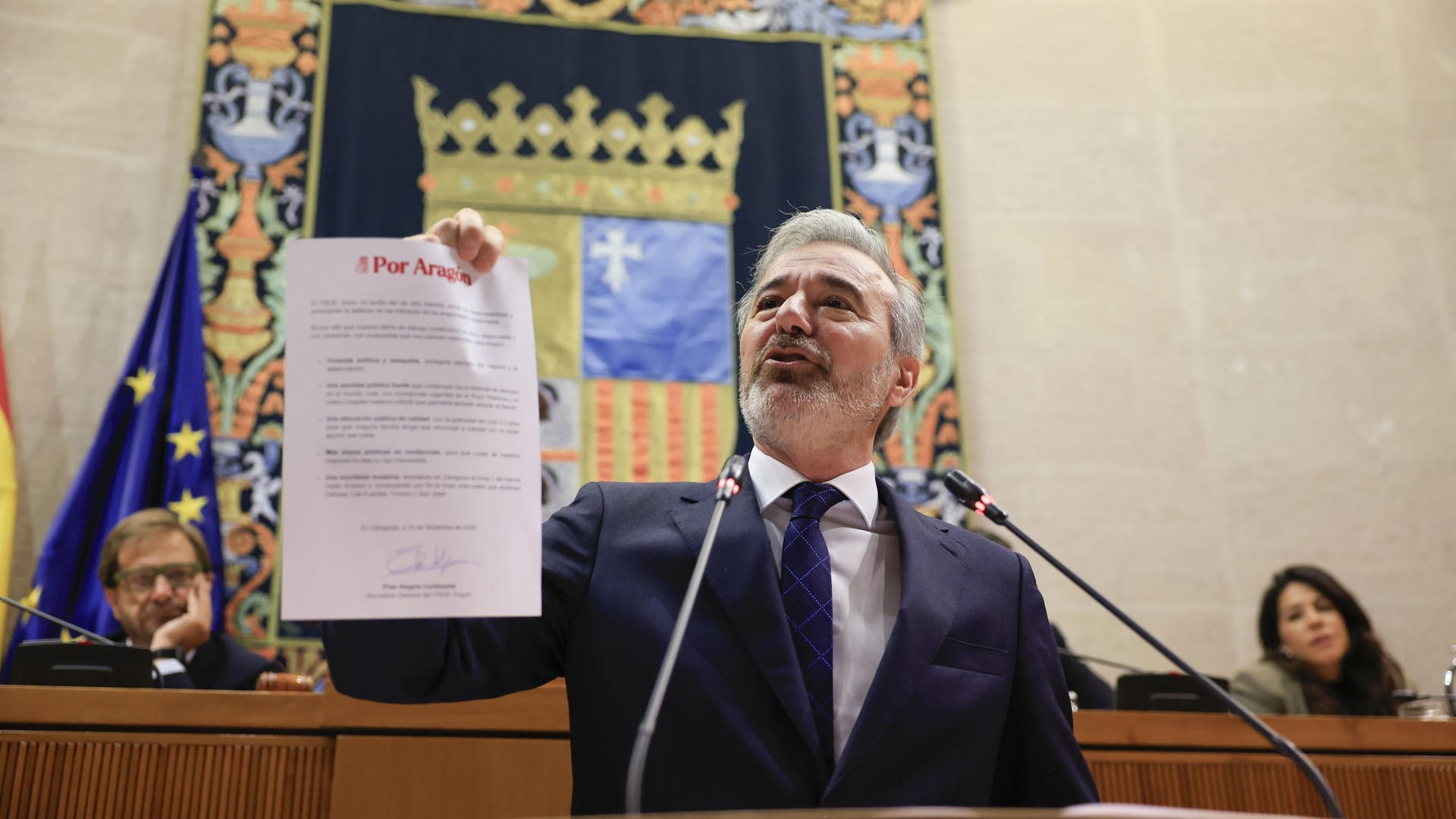 Azcón, durante a sesión de investidura (EFE/ Javier Cebollada)
