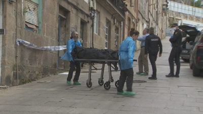 Momento da retirada do cadáver do edificio da rúa Poboadores (TVG)