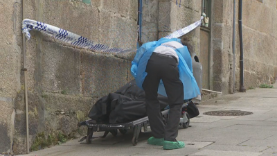 Momento da retirada do cadáver do edificio da rúa Poboadores (TVG)